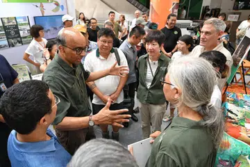 Presiden Tharman Shanmugaratnam (dua dari kiri) dan Encik Desmond Lee (kiri) berinteraksi bersama Cik Vilma D’Rozario, pengarah bersama Kumpulan Bertindak Kucing Liar Singapura, pada Pesta  Biodiversiti di ONE Punggol pada 25 Mei.