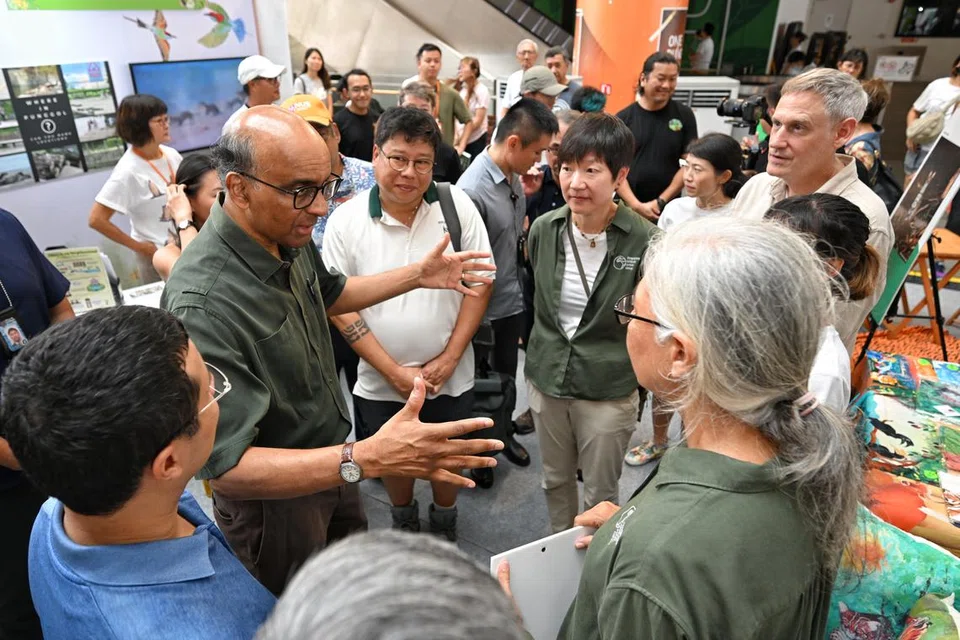 Presiden Tharman Shanmugaratnam (dua dari kiri) dan Encik Desmond Lee (kiri) berinteraksi bersama Cik Vilma D’Rozario, pengarah bersama Kumpulan Bertindak Kucing Liar Singapura, pada Pesta  Biodiversiti di ONE Punggol pada 25 Mei.