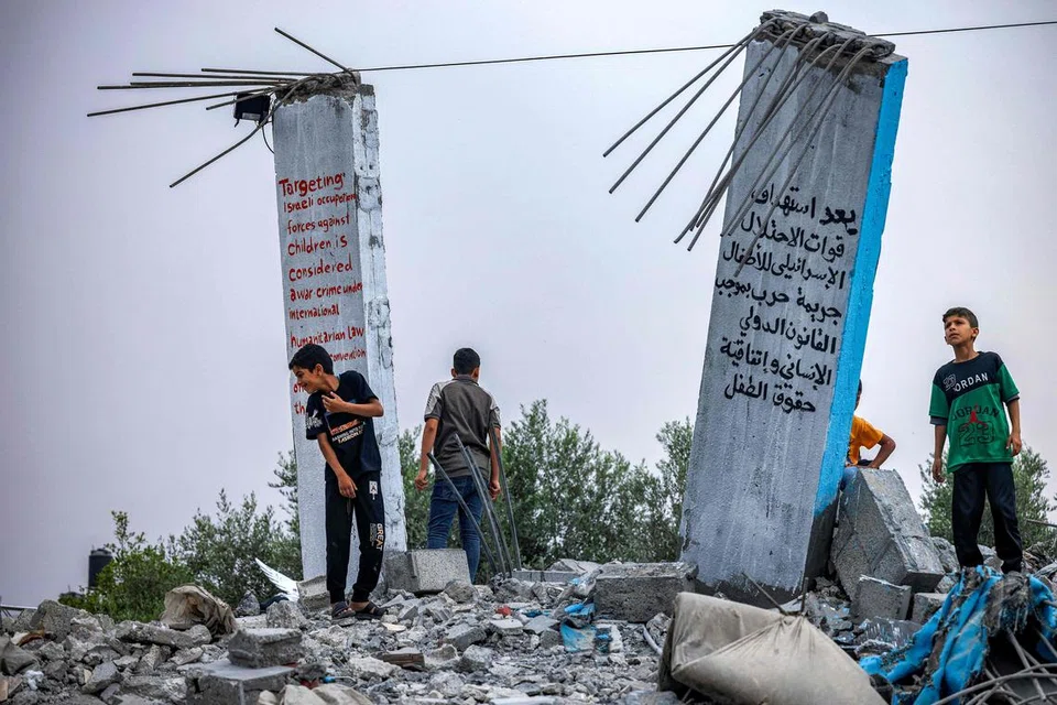 LAMBANG DERITA: Kanak-kanak Palestin mempamerkan hasil seni bertajuk “hancurnya kehidupan kanak-kanak” gara-gara pergeseran politik, ditengah-tengah runtuhan kediaman mereka di Deir al-Balah, pada 8 Jun. 