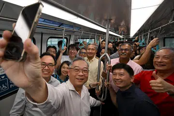 Timbalan Perdana Menteri, Encik Gan Kim Yong mengambil swafoto bersama Menteri Pengangkutan, Encik Chee Hong Tat; Menteri Negara (Pengangkutan), Encik Murali Pillai; dan Anggota-anggota Parlimen GRC Holland-Bukit Timah, Dr Vivian Balakrishnan, Encik Liang Eng Hwa dan Encik Don Wee.