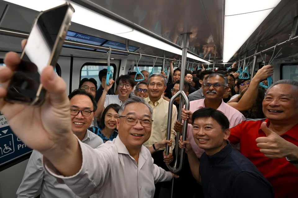 Timbalan Perdana Menteri, Encik Gan Kim Yong mengambil swafoto bersama Menteri Pengangkutan, Encik Chee Hong Tat; Menteri Negara (Pengangkutan), Encik Murali Pillai; dan Anggota-anggota Parlimen GRC Holland-Bukit Timah, Dr Vivian Balakrishnan, Encik Liang Eng Hwa dan Encik Don Wee.