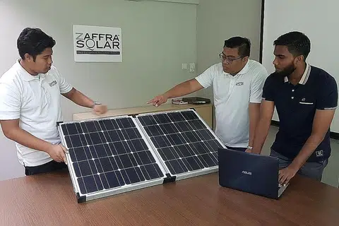 MAHU KEMBANGKAN SAYAP: Anggota firma Zaffra Solar (dari kiri) Encik Muhammad Furqan Shamsudin, Encik Aziz Ismail dan Encik Muhammad Mohamed Kassim membuat perancangan operasi. - Foto ZAFFRA SOLAR