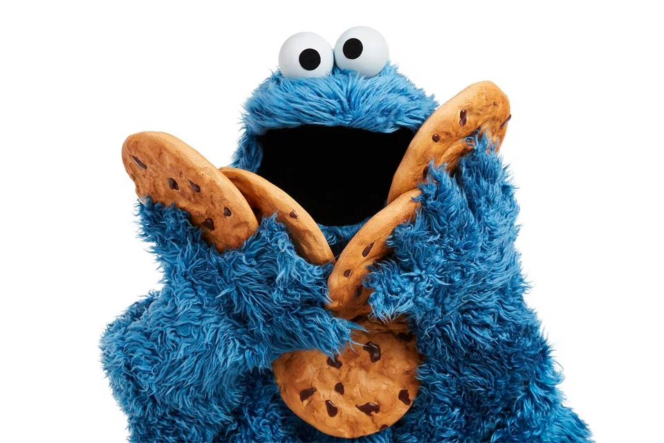 Watak Cookie Monster dalam rancangan Sesame Street terkenal dengan ayat seperti “Me want cookie” (Saya mahu kuih). Corak pertuturan ini sebenarnya mencerminkan tahap sebenar perkembangan bahasa kanak-kanak. 