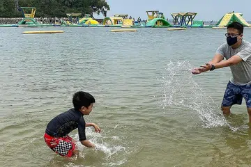 MASA BERKUALITI: Penulis bermain-main dengan anak sulungnya, Danial, lima tahun, di Sentosa baru-baru ini. - Foto NADIAH SHAHJOHAN