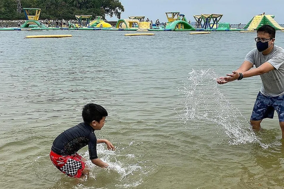 MASA BERKUALITI: Penulis bermain-main dengan anak sulungnya, Danial, lima tahun, di Sentosa baru-baru ini. - Foto NADIAH SHAHJOHAN