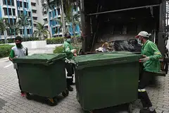 TAMPUNG KOS: Dalam satu kenyataan, NEA berkata kenaikan yuran itu perlu demi menampung kos penyediaan khidmat kutipan sampah dan kitar semula termasuk bagi tenaga kerja, sejajar dengan peningkatan kos operasi. - Foto fail