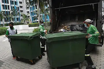 TAMPUNG KOS: Dalam satu kenyataan, NEA berkata kenaikan yuran itu perlu demi menampung kos penyediaan khidmat kutipan sampah dan kitar semula termasuk bagi tenaga kerja, sejajar dengan peningkatan kos operasi. - Foto fail