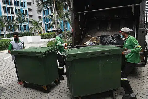 TAMPUNG KOS: Dalam satu kenyataan, NEA berkata kenaikan yuran itu perlu demi menampung kos penyediaan khidmat kutipan sampah dan kitar semula termasuk bagi tenaga kerja, sejajar dengan peningkatan kos operasi. - Foto fail