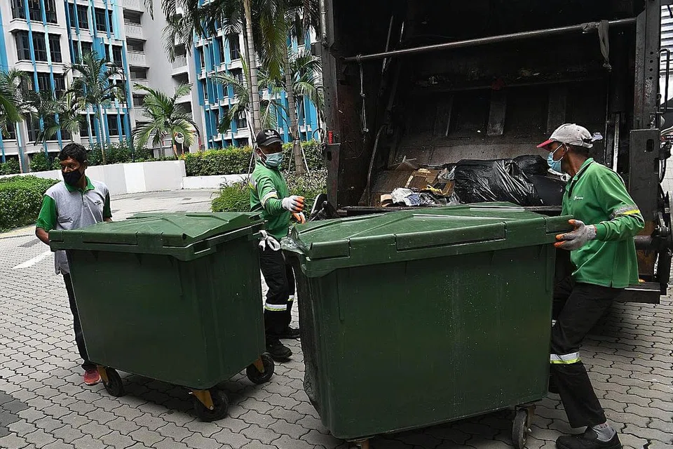 TAMPUNG KOS: Dalam satu kenyataan, NEA berkata kenaikan yuran itu perlu demi menampung kos penyediaan khidmat kutipan sampah dan kitar semula termasuk bagi tenaga kerja, sejajar dengan peningkatan kos operasi. - Foto fail