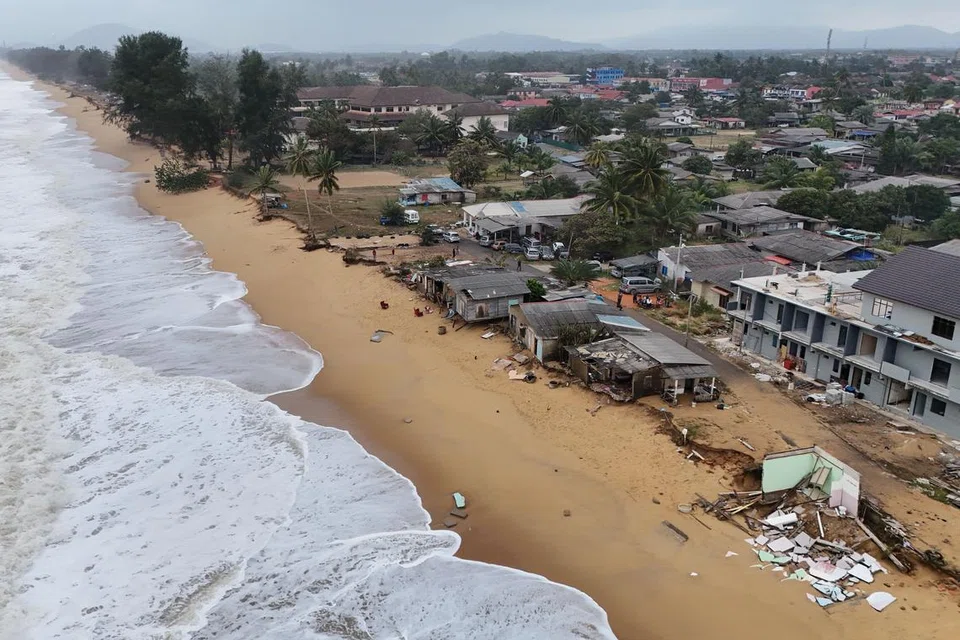 Keadaan beberapa rumah penduduk yang separuh roboh susulan fenomena ombak besar yang berlaku ketika tinjauan di Kampung Cacar Lama, Dungun, Terengganu.