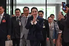 Perdana Menteri Thailand, Paetongtarn Shinawatra (tengah) sebaik tiba untuk menghadiri sesi undi tidak percaya di Parlimen Thailand, Bangkok, pada 26 Mac 2025. 
