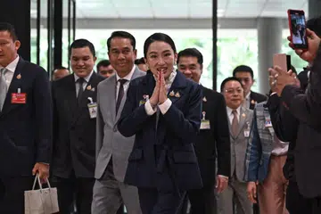 Perdana Menteri Thailand, Paetongtarn Shinawatra (tengah) sebaik tiba untuk menghadiri sesi undi tidak percaya di Parlimen Thailand, Bangkok, pada 26 Mac 2025. 