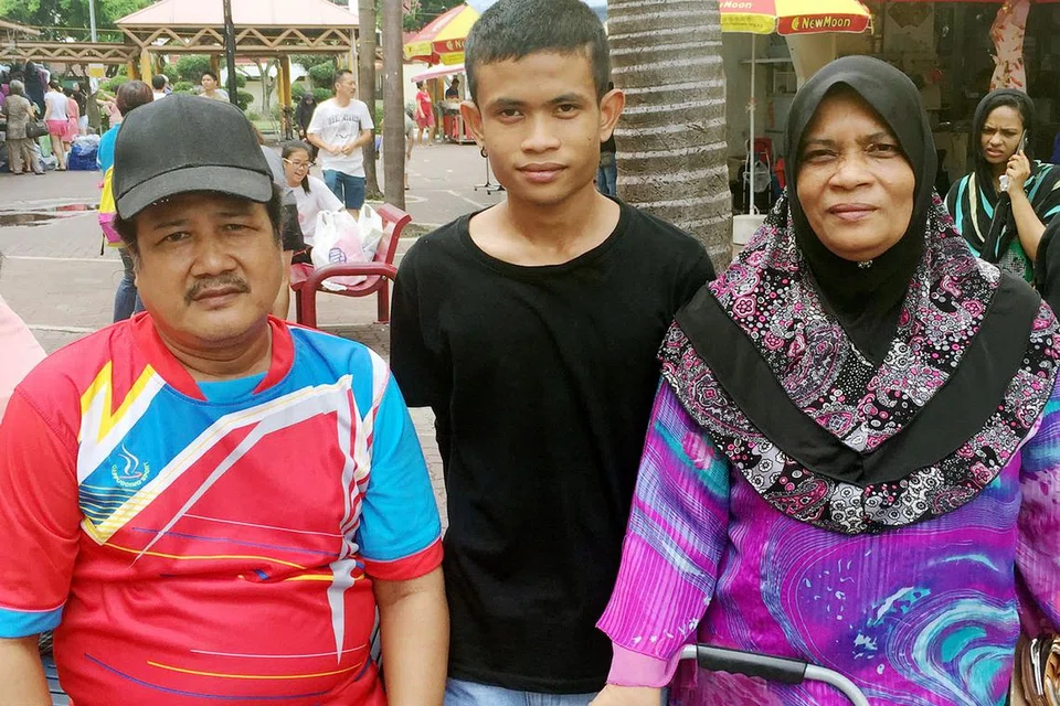 HULURKAN BANTUAN: Encik Masnawe Hamin (kiri) dan isterinya, Cik Fathmah Bevee Thayyil Mamu, bersama anak mereka, Encik Edzuan, telah menyaksikan Encik Muralidharan Pillai menolong orang susah. - Foto NURMAYA ALIAS