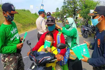 SALING MEMBANTU: Sekumpulan sukarelawan 'NU Peduli Covid-19' membantu pemerintah membendung penularan pandemik koronavirus dengan mengedarkan pelitup kepada masyarakat umum di serata negara. - Foto NU ONLINE.