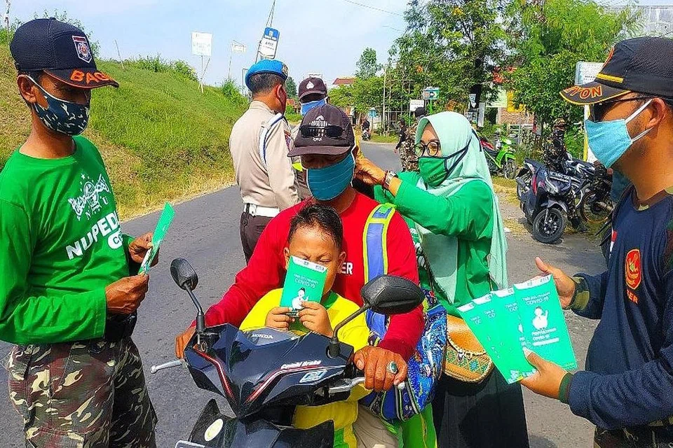 SALING MEMBANTU: Sekumpulan sukarelawan 'NU Peduli Covid-19' membantu pemerintah membendung penularan pandemik koronavirus dengan mengedarkan pelitup kepada masyarakat umum di serata negara. - Foto NU ONLINE.