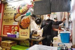 MAKANAN FUSION: Makanan fusion yang dijual oleh penjaja seperti Mad Bros SG di pusat penjaja menunjukkan budaya penjaja yang berubah mengikut peredaran zaman untuk sentiasa kekal relevan. - Foto fail