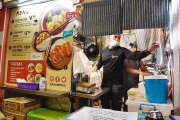 MAKANAN FUSION: Makanan fusion yang dijual oleh penjaja seperti Mad Bros SG di pusat penjaja menunjukkan budaya penjaja yang berubah mengikut peredaran zaman untuk sentiasa kekal relevan. - Foto fail