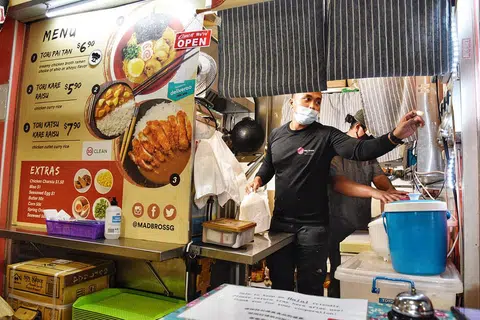 MAKANAN FUSION: Makanan fusion yang dijual oleh penjaja seperti Mad Bros SG di pusat penjaja menunjukkan budaya penjaja yang berubah mengikut peredaran zaman untuk sentiasa kekal relevan. - Foto fail