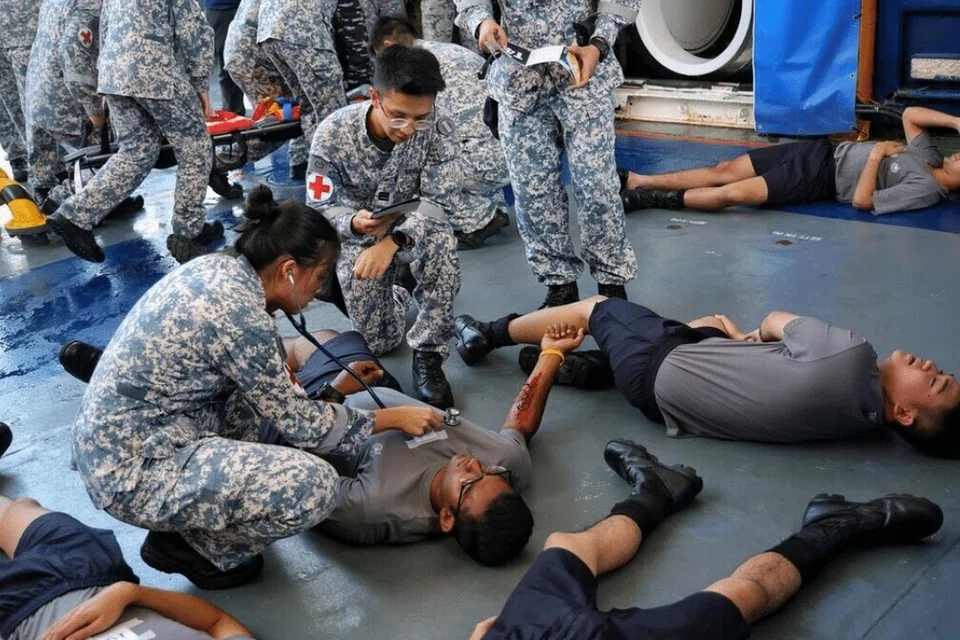 Kru kapal selam yang diselamatkan menjalani penilaian perubatan semasa Latihan Pacific Reach 2025 di Pangkalan Tentera Laut Changi pada 18 September.