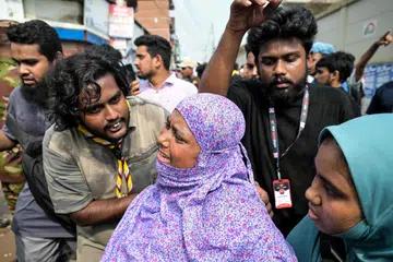 Seorang ibu kepada pelajar menangis di luar sekolah tempat sebuah jet latihan Tentera Udara terhempas di Dhaka pada 21 Julai 2025. Sekurang-kurangnya 20 orang, kebanyakannya pelajar, terbunuh pada hari tersebut apabila sebuah pesawat latihan Tentera Udara Bangladesh merempuh kawasan sekolah di ibu negara Dhaka, dalam nahas udara paling tragik di negara itu sejak beberapa dekad. 