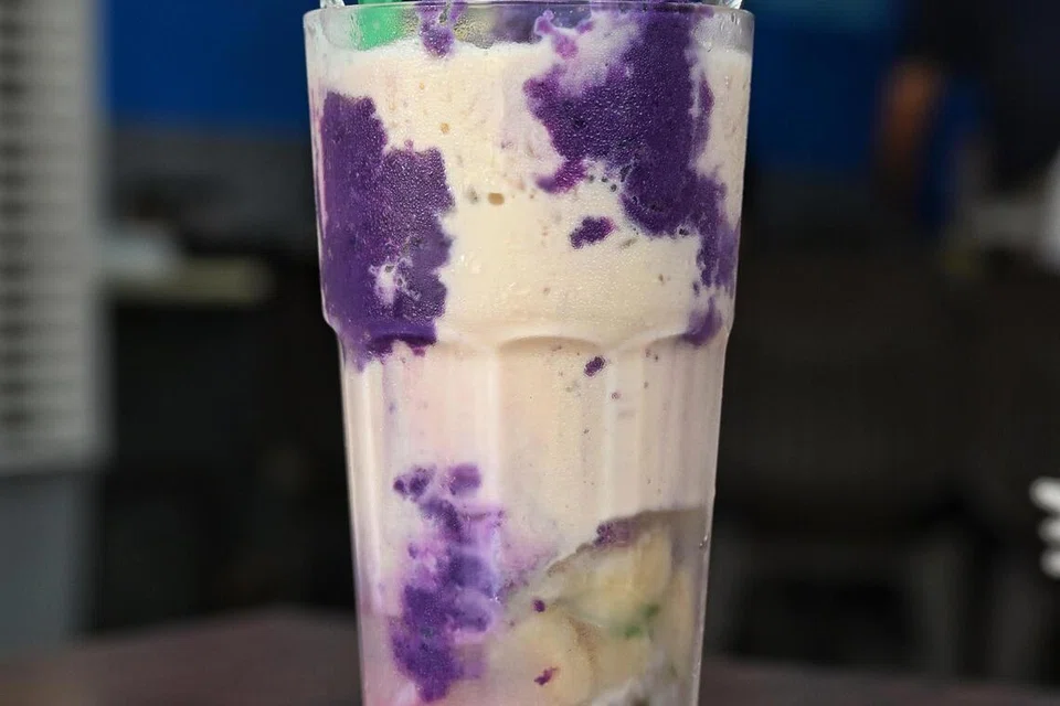 Pencuci mulut, ‘Halo-Halo’, yang bermaksud gaul, ialah versi ais kacang Filipina yang dijual pada harga $4.50.