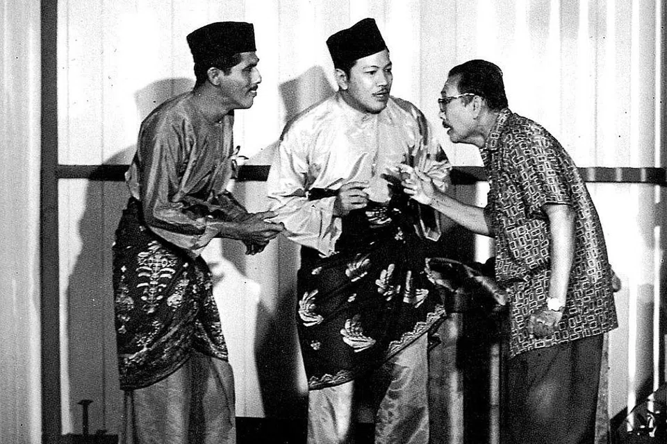 DISENANGI P. RAMLEE: Udo Omar (kanan) dianggap sebagai antara pelakon pembantu kegemaran seniman Tan Sri P. Ramlee (tengah) kerana bersahaja malah banyak idea dan merupakan penulis skrip filem komedi kesukaan ramai, Nujum Pak Belalang. Foto ini merakamkan babak filem Labu Labi dengan watak Haji Bakhil lakonan Omar berkesan di hati ramai dalam dia berdepan dengan dua orang gajinya, Labu (M. Zain) dan Labi (Ramlee). - Foto SHAW ORGANISATION 