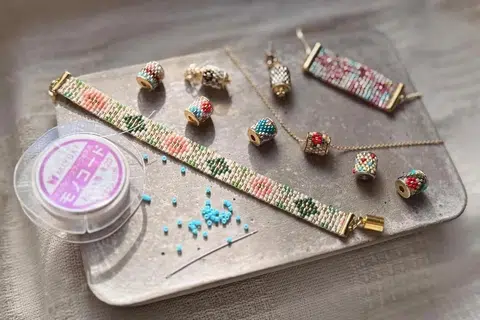 Barangan perhiasan anyaman manik tangan yang dihasilkan di bengkel Artisan8 Studio.