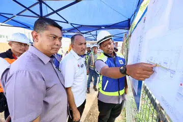 Datuk Bandar Johor Bahru, Datuk Haffiz Ahmad (kiri, berbaju kelabu), bersama Pengerusi Jawatankuasa Perumahan dan Kerajaan Tempatan Johor, Datuk Mohd Jafni Md Shukor (dua dari kanan), melihat pelan tebatan banjir di Jalan Dato’ Sulaiman, Taman Abad, Johor Bahru.