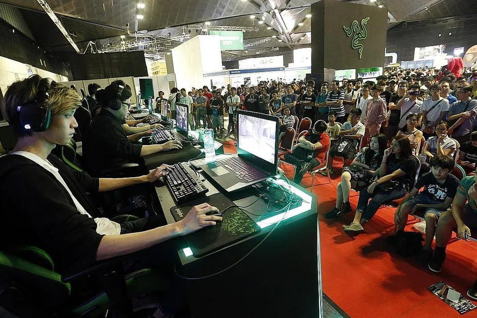 'PAKAR' E-BOLA SEPAK: Versi bola sepak seperti 'foosball', bola sepak meja (atau lebih dikenali dengan Subbuteo) atau e-bola sepak untuk mendapatkan pemain terhandal Fifa-17 akan turut memeriahkan 'Minggu Bola Sepak Singapura' ini. 