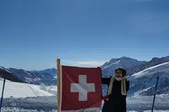 Akhirnya tiba juga ke puncak ‘Top of Europe’ yang penuh salji di Jungfraujoch. ‘Top of Europe’ ini istimewa kerana ia merupakan stesen kereta api yang letaknya di paras tertinggi di Eropah, pada ketinggian 3,454 meter. 
