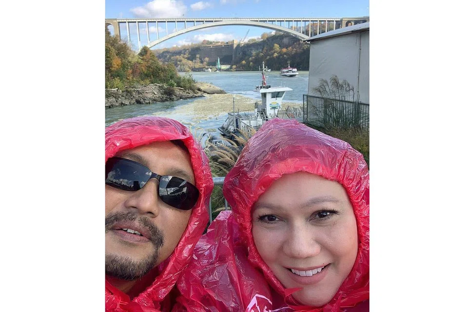 "Semasa bercuti tempoh hari, saya menginap di hotel, apartmen dan AirBnB yang lengkap dengan kemudahan dapur. Tetapi sebelum membuat tempahan, tempat itu harus bersih. Itu kriteria utama saya... Sebelum kami mula menggunakan dapur, kami sertu perkakas yang tersedia, barulah kami mula memasak." - Mastura Ahmad (bersama suaminya, Arshad Ismail dalam gambar semasa berada di kawasan air terjun Niagara Falls). - Foto ihsan MASTURA AHMAD