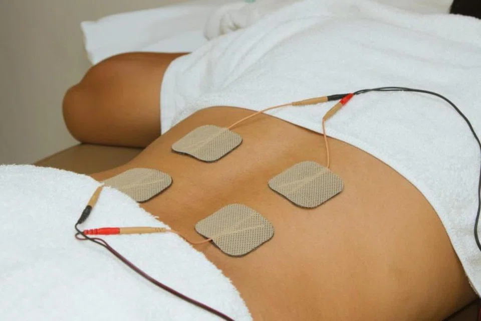 Rawatan seperti akupunktur atau transcutaneous electrical nerve stimulation (TENS) boleh membantu mengurangkan sakit belakang kronik. Rawatan ini melibatkan rangsangan saraf untuk menyekat isyarat kesakitan.