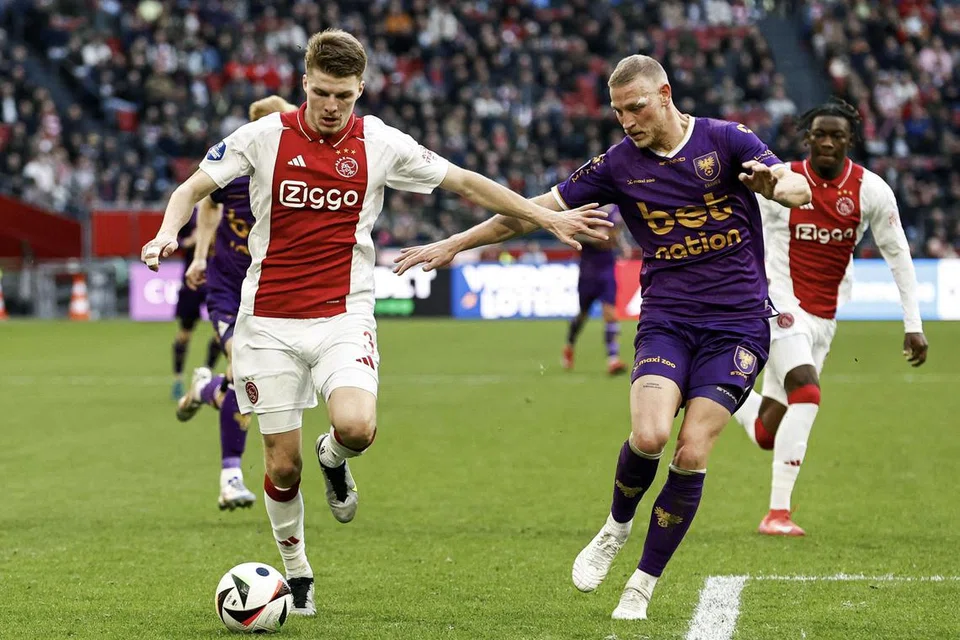 Anton Gaaei (Ajax). Digelar ‘Beckham Denmark’ oleh penyokong Ajax, Anton Gaaei (kiri) telah berkembang menjadi pilihan utama di posisi bek kanan musim ini di bawah kendalian Francesco Farioli. Pemain berusia 21 tahun ini terkenal dengan kualiti dan kepelbagaian hantaran silang untuk mencipta peluang menjaringkan gol yang baik. 
