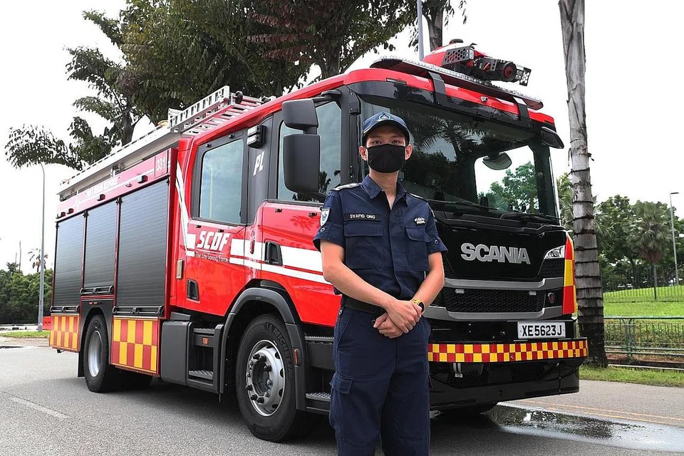 BANGGA BERKHIDMAT: Bagi Kapten Syafiq Mohd Abdul Muhaimin Ong, yang merupakan anggota Pasukan Pertahanan Awam Singapura (SCDF), menyertai sebahagian daripada kontinjen Perarakan Kenderaan adalah peluang memberi pengiktirafan kepada rakan seperjuangan yang tidak ingin beliau lepaskan. - Foto BH oleh TIMOTHY DAVID 