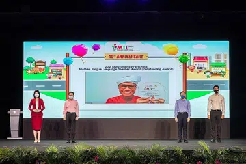 SIMPOSIUM BAHASA IBUNDA: Encik Muhammad Shahril Samri (tengah) dianugerahkan dengan Anugerah Guru Prasekolah Bahasa Ibunda Cemerlang semalam, dan disampaikan tetamu terhormat, Timbalan Perdana Menteri Heng Swee Keat (dua dari kiri). Ia turut dihadiri Menteri Kedua Pendidikan, Dr Mohd Maliki Osman (dua dari kanan); Menteri Negara (Pendidikan), Sun Xueling (paling kiri); dan anggota parlimen GRC Sembawang, Encik Vikram Nair (paling kanan). - Foto SIMPOSIUM BAHASA IBUNDA 