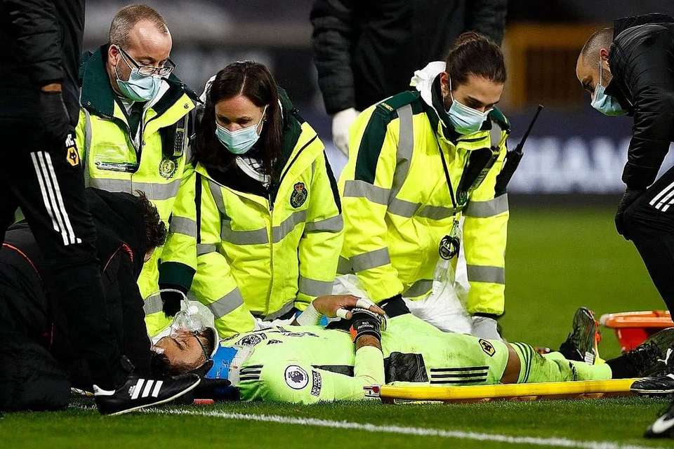 SEDARKAN DIRI: Penjaga gol Wolves Rui Patricio (terbaring), yang mengalami kecederaan kepala, diberi rawatan di padang setelah bertembung dengan kaptennya Conor Coady dalam perlawanan di Molineux kelmarin. - Foto AFP
