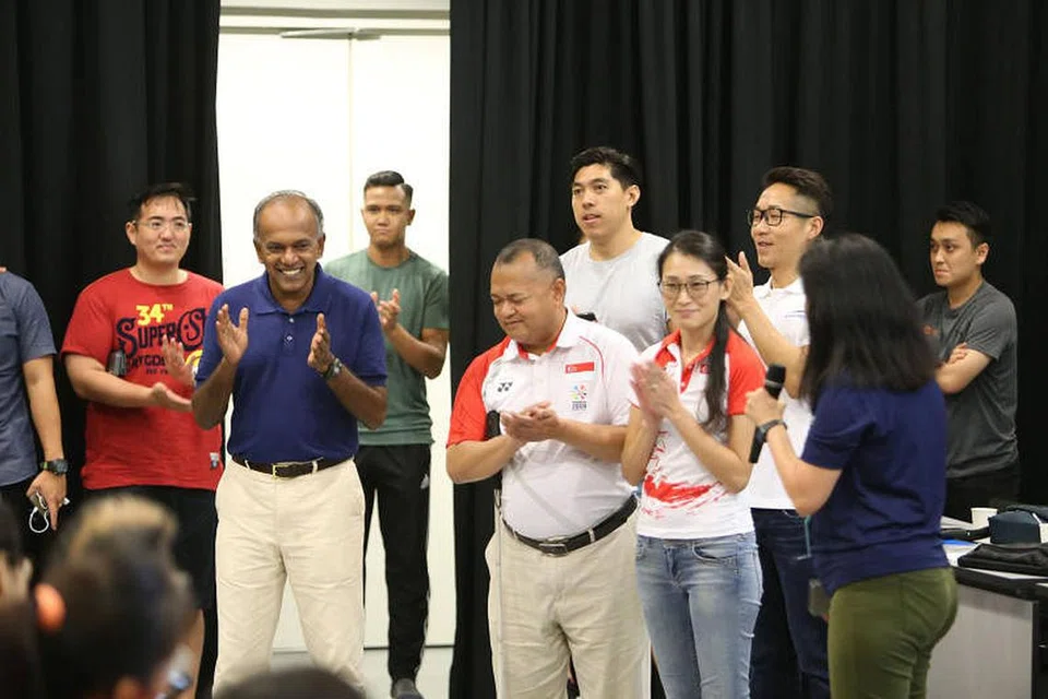 Encik Shanmugam memberi sokongan kepada para atlit.