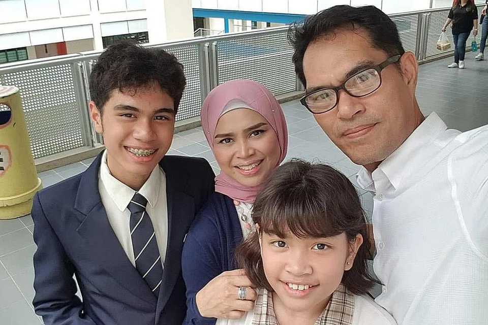 LUAH PANDANGAN: Cik Harnie (tengah), yang bersama keluarganya, berpandangan bahawa mengambil kira gred peperiksaan prelim sebagai gred peperiksaan akhir tahun mungkin tidak adil. - Foto ihsan HARNIE ABDUL HAMID