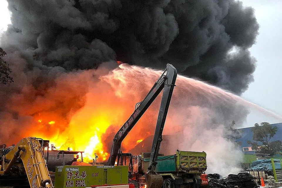 DIJILAT API: Sebanyak 34 kenderaan kecemasan dan 130 ahli bomba dikerahkan Pasukan Pertahanan Awam Singapura (SCDF) semalam untuk memadamkan kebakaran besar yang berlaku di 48 Tuas Crescent. - Foto SCDF