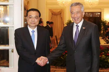 PERTEMUAN DUA PEMIMPIN: Encik Lee dan Encik Li Keqiang bertemu di Istana semalam dalam lawatan rasmi Encik Li sempena Sidang Puncak Asean ke-33 dan beberapa sidang berkaitan. - Foto ZAOBAO 