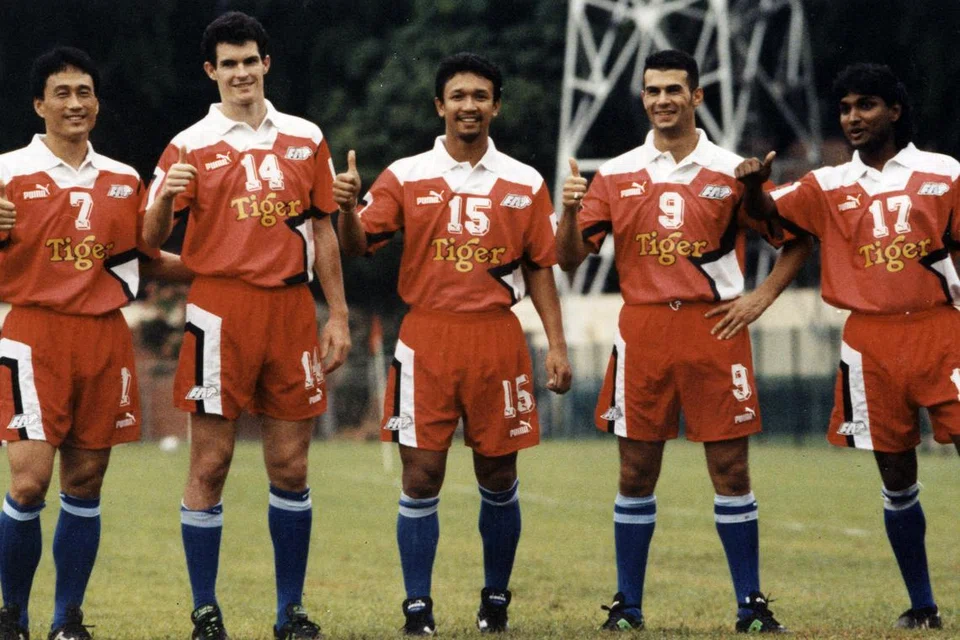 Abbas Saad (dua dari kanan) menganggap pemain setempat dalam pasukan Singa seperti Fandi Ahmad (tengah) dan V. Sundramoorthy (kanan) ibarat keluarganya. Bersama mereka ialah dua pemain import lain, Jang Jung (kiri) dan Alistair Edwards (dua dari kiri).
