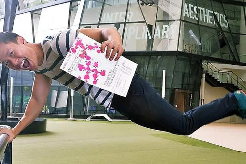 TEBAR SENI PEMASANGAN KE JEPUN: Encik Muhammad Nur Faris, warga Singapura yang mempunyai darah Jepun, teruja memenangi Hadiah Agung di Peraduan Seni Awam sempena pesta seni gah, Kobe Biennale. - Foto KHALID BABA