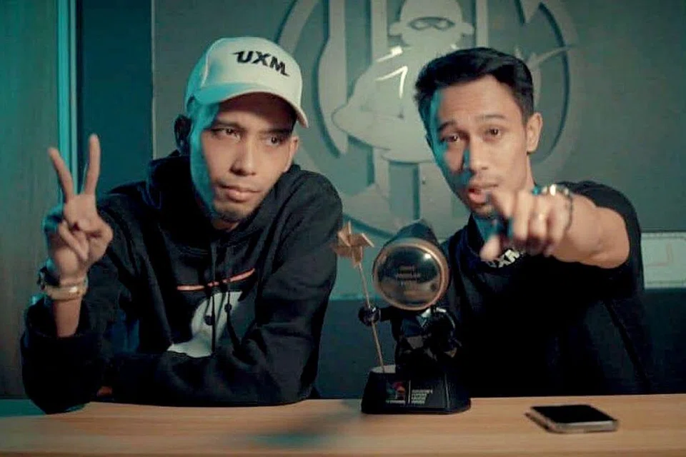 TEROKA IDEA BARU: (Dari kiri) Hafiz Aziz dan Shafie Aziz sentiasa teruja teroka idea baru untuk 'meriahkan' saluran YouTube UXM. - Foto INSTAGRAM UXM