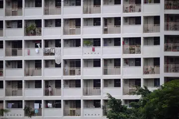 Penulis, yang baru berpindah ke rumah barunya tiga bulan lalu, tidak mahu keluarganya dikenali sebagai sombong dan tidak campur orang. 