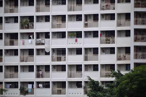 Penulis, yang baru berpindah ke rumah barunya tiga bulan lalu, tidak mahu keluarganya dikenali sebagai sombong dan tidak campur orang. 