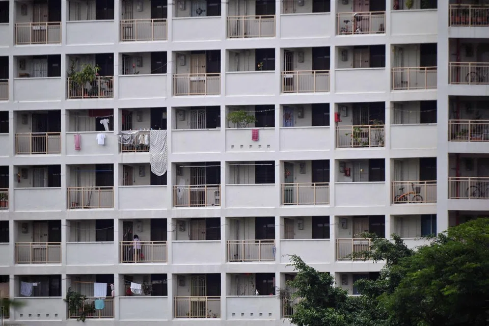 Penulis, yang baru berpindah ke rumah barunya tiga bulan lalu, tidak mahu keluarganya dikenali sebagai sombong dan tidak campur orang. 