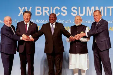 GABUNGAN BERSAMA: (Dari kiri) Presiden Brazil, Luiz Inacio Lula da Silva; Presiden China, Xi Jinping; Presiden Afrika Selatan, Cyril Ramaphosa; Perdana Menteri India, Narendra Modi dan Menteri Luar Russia, Sergei Lavrov bergambar bersama ketika Forum Perniagaan BRICS di Johannesburg.
