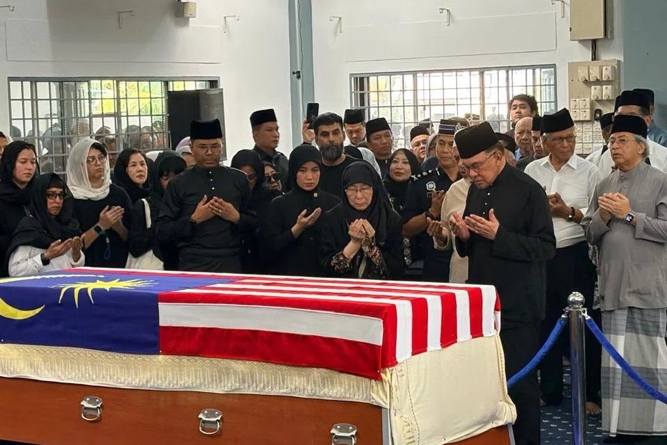 Perdana Menteri Malaysia, Datuk Seri Anwar Ibrahim (tiga dari kanan, baju hitam), memberi penghormatan terakhir buat Allahyarhamha Tun Dr Siti Hasmah Mohd Ali.