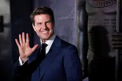 JADI 'MAVERICK' LAGI: Pelakon Tom Cruise semasa mempromosikan filem terbarunya, The Mummy, di Mexico City baru-baru ini. Beliau akan menghidupkan semula watak Leftenan Pete 'Maverick' Mitchell dalam filem Top Gun: Maverick. - Foto REUTERS