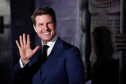 JADI 'MAVERICK' LAGI: Pelakon Tom Cruise semasa mempromosikan filem terbarunya, The Mummy, di Mexico City baru-baru ini. Beliau akan menghidupkan semula watak Leftenan Pete 'Maverick' Mitchell dalam filem Top Gun: Maverick. - Foto REUTERS